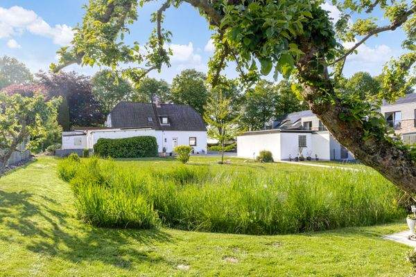 ... mit Blick auf das Haus und den Garten