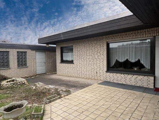 Terrasse, Garage und Durchgang vor's Haus