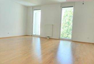 großer, heller Wohnraum