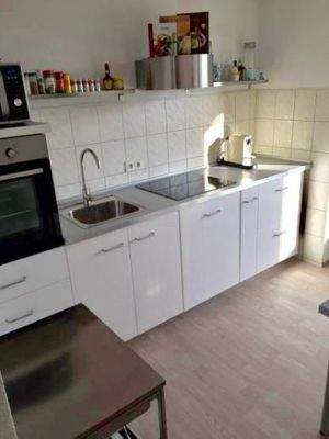 Küche mit Austritt auf den Balkon 