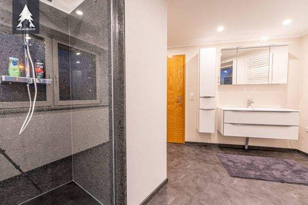 EG Bad mit Wanne und Dusche