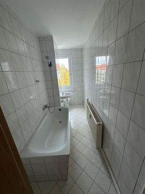 Helles Badezimmer mit Wanne