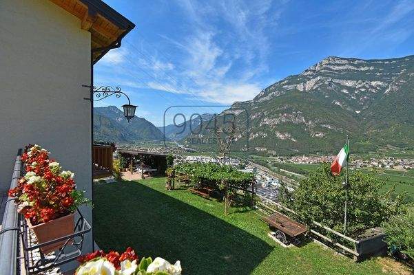 Exklusive Villa mit Panoramablick und großem Grundstück – Ala