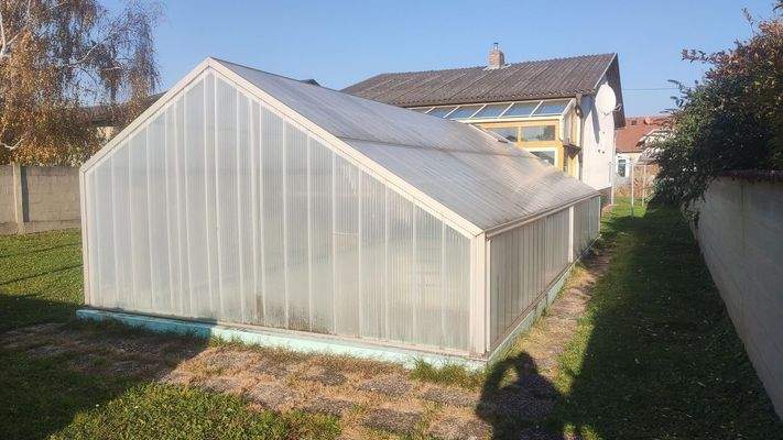 Gartenansicht mit Poolhalle