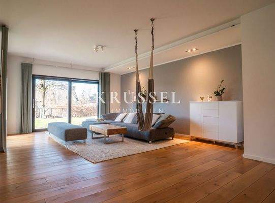 Das gemütliche Wohnzimmer mit direktem Zugang zum Garten...