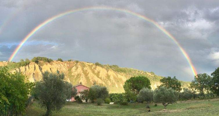 Naturschauspiel über dem Haus