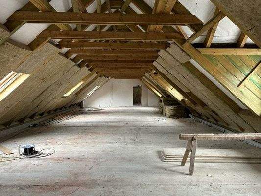 ausbaubares Dachgeschoss des Haupthauses (über Büroeinheit)