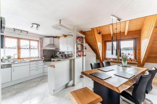 Essbereich mit Einbauküche