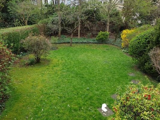 Blick vom Balkon in den Garten