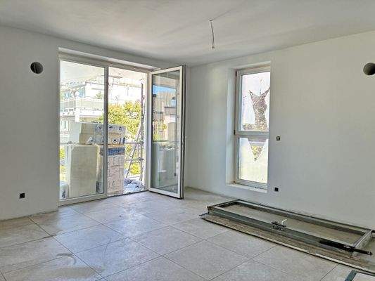 Wohn- und Essbereich mit Zugang zum Balkon