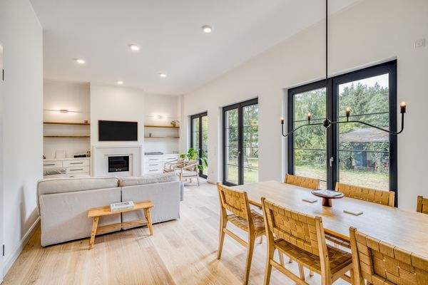 Lichtdurchflutetes Wohn-/Esszimmer mit bodentiefen Fenstern