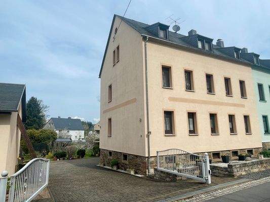 Hausansicht + Zufahrt