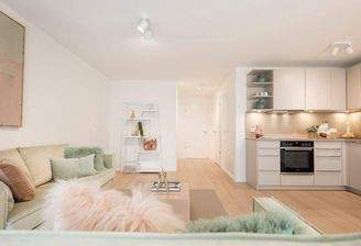 Wohnbereich mit Blick auf die Küche.jpg