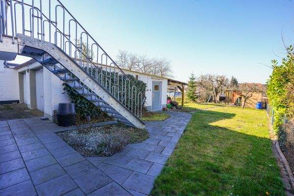 Gartenblick mit Treppe  - Einfamilienhaus Niestetal 