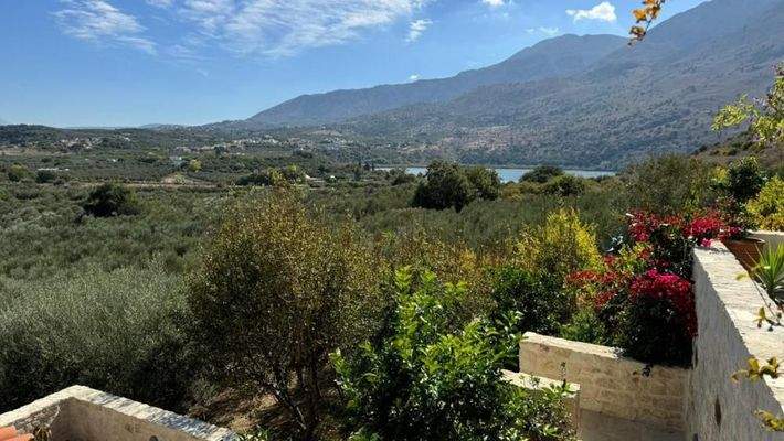 Kreta, Kournas: Malerisches Steinhaus mit bezauberndem See- und Meerblick zu verkaufen