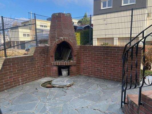 Terrasse seitlich vom Haus