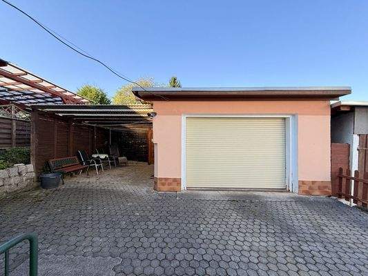 Hinterhof mit Garage