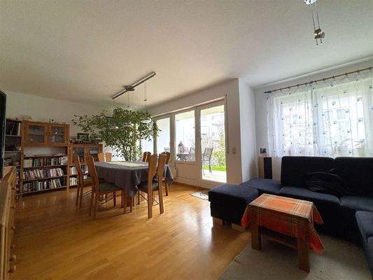 Wohn-/Essbereich mit Zugang zur Terrasse und zum G