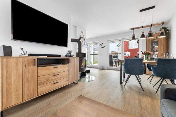 ... mit Kaminofen und Terrassenzugang