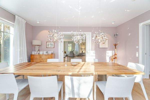 Separates Esszimmer mit hochwertigem Schiebetüren-Element