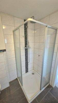 Dusche mit Glas