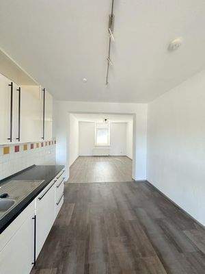 Blick von Küche ins Wohnzimmer