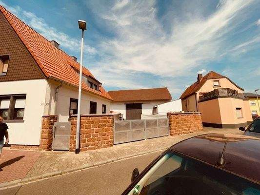 Ansicht STraße mit Einfahrt