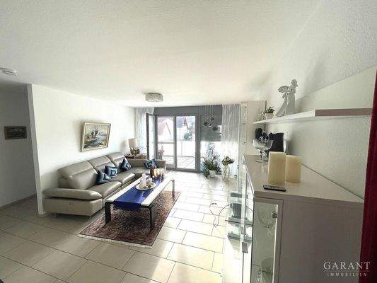 Wohnbereich Richtung Balkon möbliert