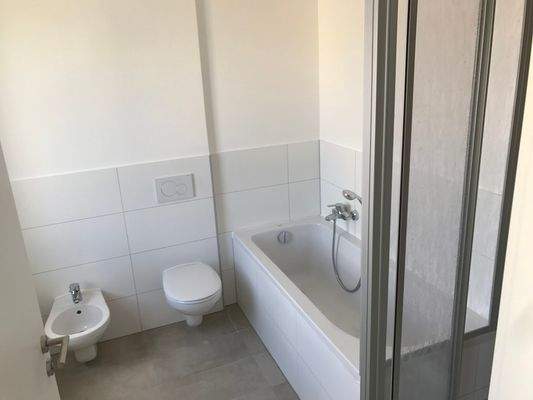 Bad mit Dusche und Badewanne