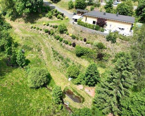 Wohnhaus, Grundstück und Teich