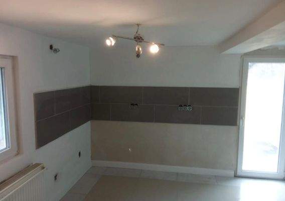 offene Küche mit Zugang zum Balkon