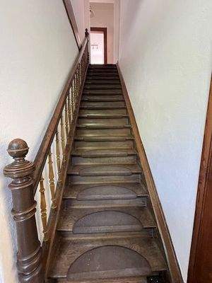 Original Holztreppe mit Handlauf zum DG