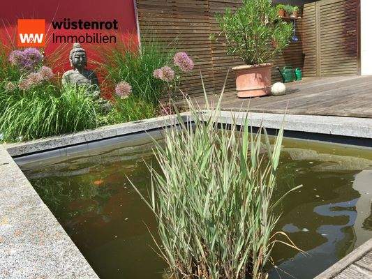 Garten- und Terrassenbereich mit Wasserbecken