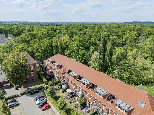 Hausansicht mit Blick in das Naturschutzgebiet