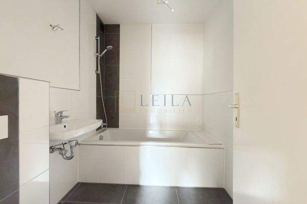 Badezimmer mit Badewanne