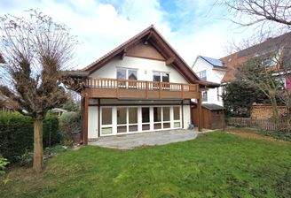 Hausansicht mit Terrasse und Balkon