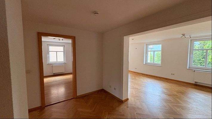 Flur mit Blick zum Wohnen und Schlafen