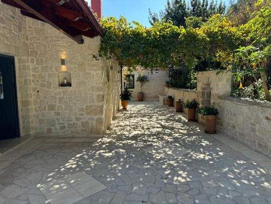 Kreta, Kournas: Malerisches Steinhaus mit bezauberndem See- und Meerblick zu verkaufen