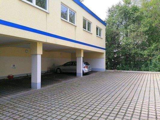 Überdachter PKW-Stellplatz