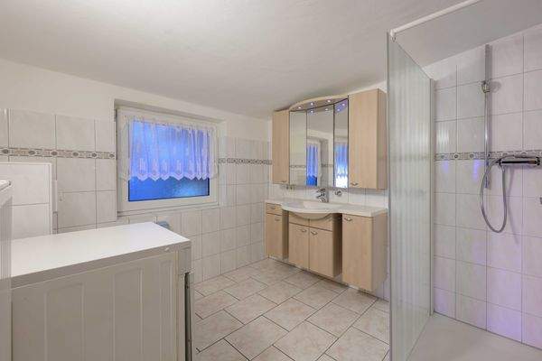 mit bodengleicher Dusche, Waschtisch und WC.jpg