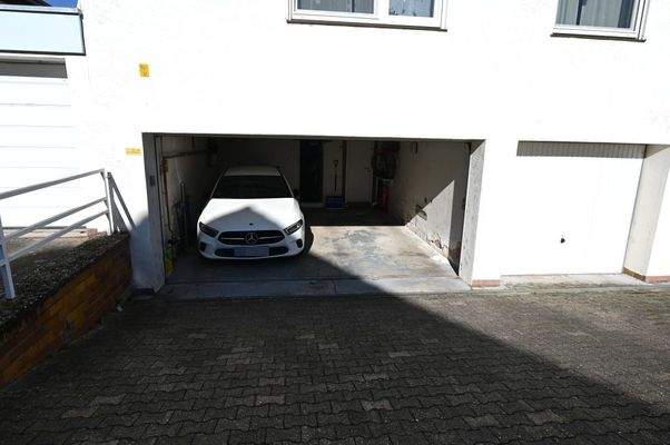 Gut anfahrbare Garage