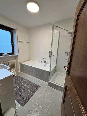 Bad mit Wanne und Dusche