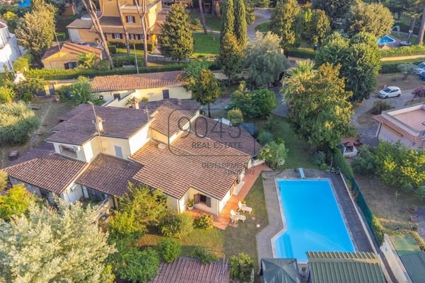 Villa im Grünen mit Pool im Bezirk Talenti / Rom - Italien