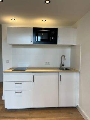 Küchenzeile mit Kühlschrank/Gefrierfach, Mikrowelle, Kochfeld