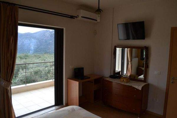 Kreta, Exo Lakonia: 5-Zimmer-Villa mit großem Olivenhain zu verkaufen