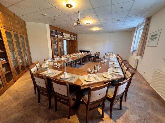 Konferenzraum mit Tisch