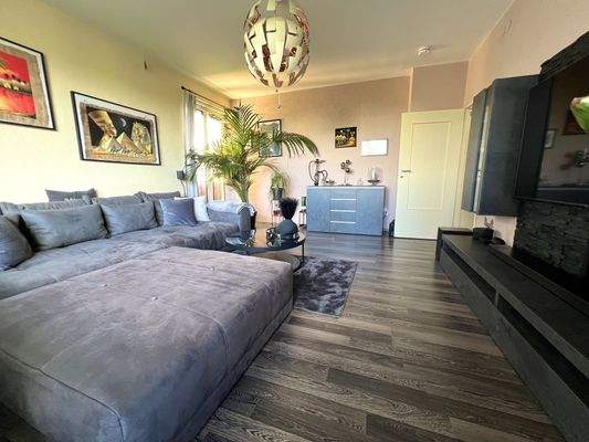 Geräumiges Wohnzimmer