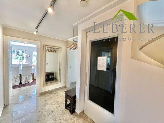 Aufzug direkt in die Wohnung OG