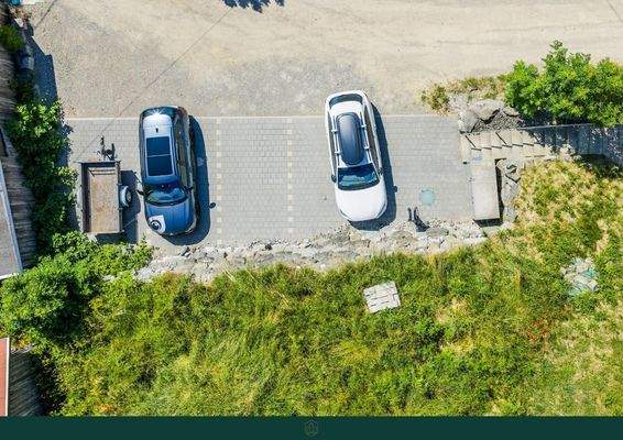 6 Stellplätze, 2 davon mit E-Ladesäule