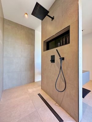 En-Suite-Tageslichtbad mit Dusche & Bidet (1. OG Villa - Eltern-Suite)